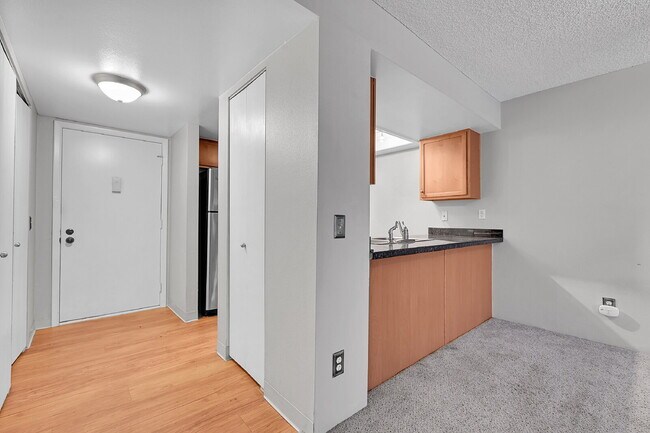 Foto del edificio - $1,450.00, 1-bedroom, 1-bathroom Lower Lev...