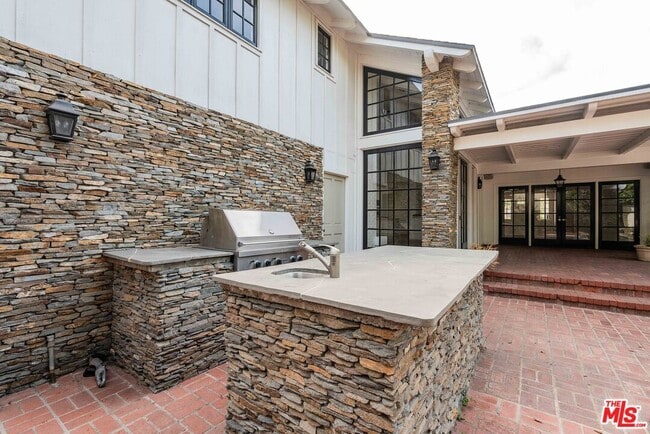 Building Photo - 548 Alma Real Dr