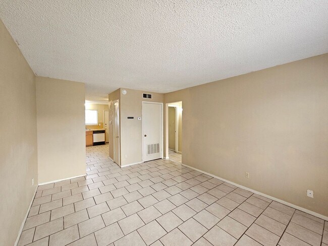 Building Photo - RENT SPECIAL - AVAILABLE NOW!
