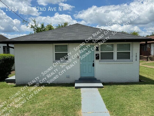 Building Photo - 2 Bed/ 1 Bath in triplex - North Nashville...