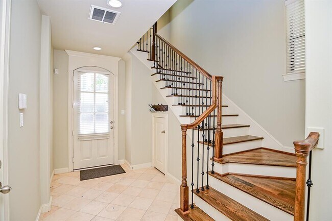 Building Photo - 9608 Pemberton Cres Dr
