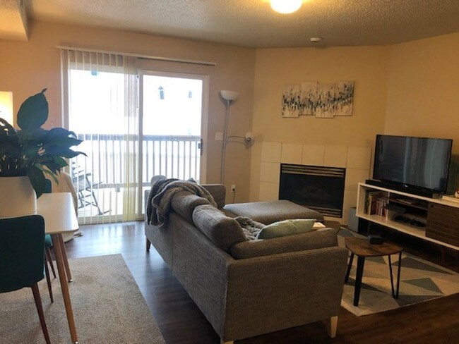 Building Photo - 2 Bedroom 1 Bath Condo on East side of Iow...