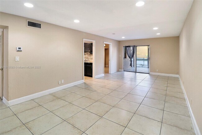 Foto del edificio - 5975 NW 25th Ct