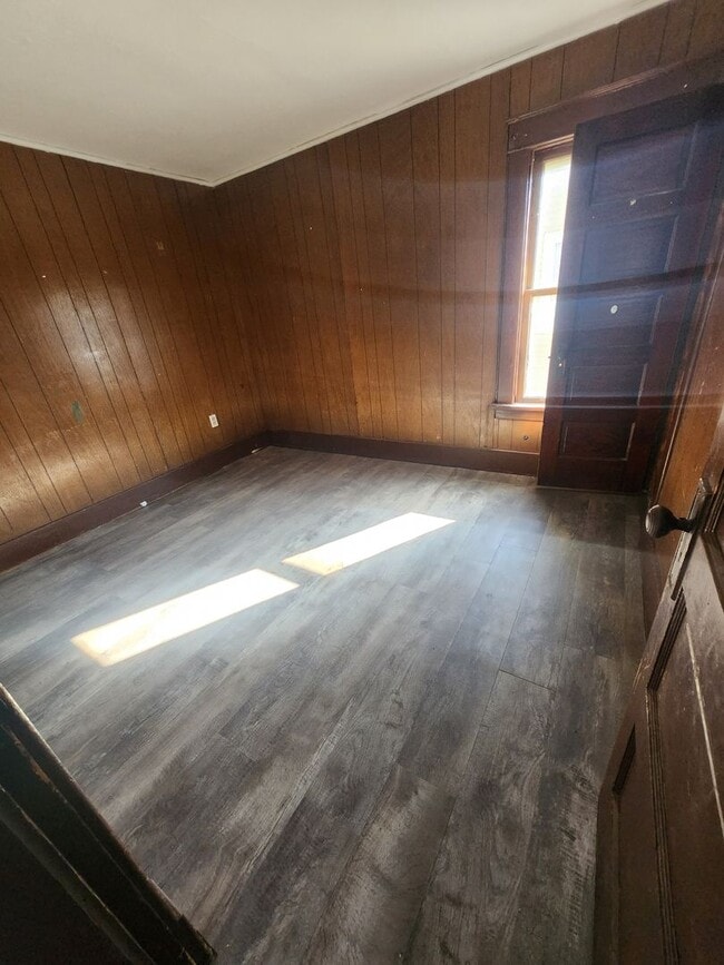 Building Photo - Upper 3 bedroom east side