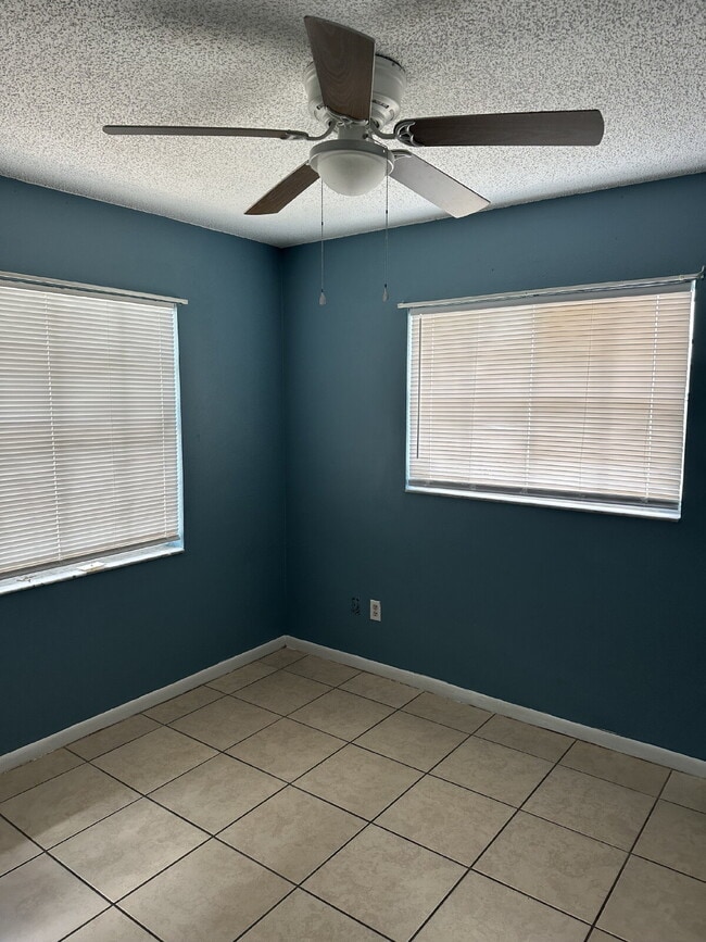 Building Photo - 2 Bedroom, 1.5 Bathroom, 1 Car Garage hoe ...