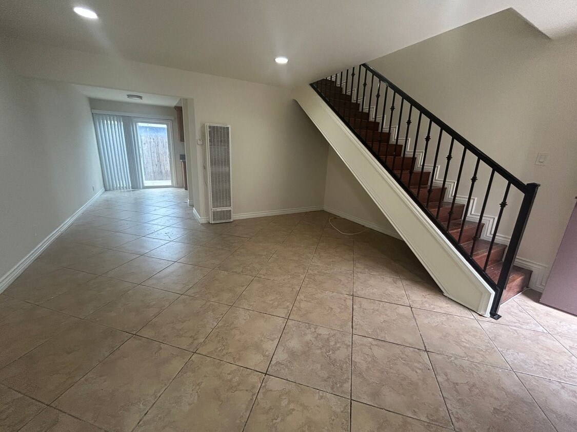 Spacious 2bed 1.5bath Apartment near Beach Blvd & Talbert Ave - Spacious 2bed 1.5bath Apartment near Beach Blvd & Talbert Ave
