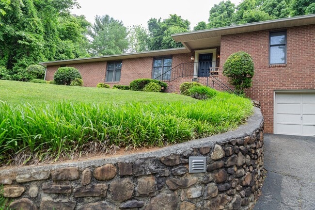 Building Photo - New Listing!