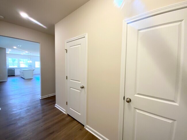 Foto del edificio - 846 Falls Grove Trl