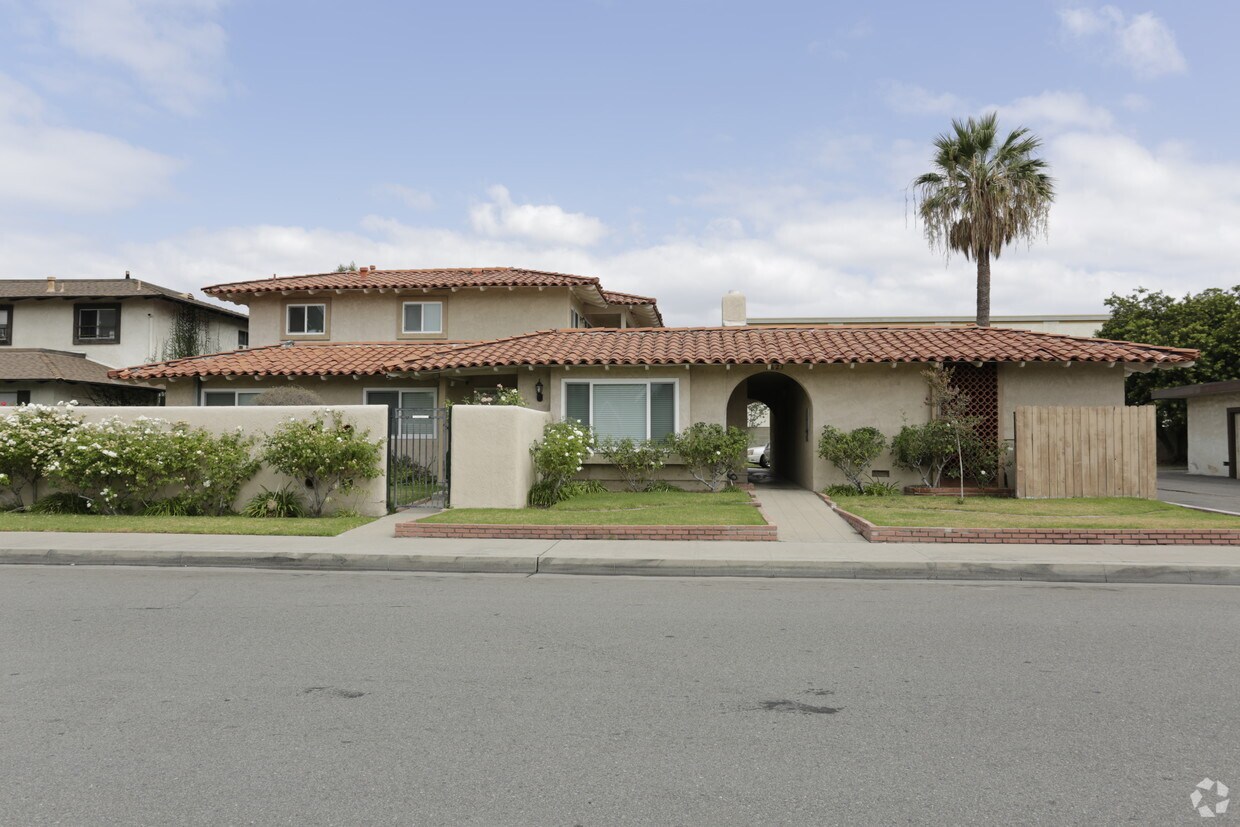 Foto del edificio - 2623 E Almond Ave