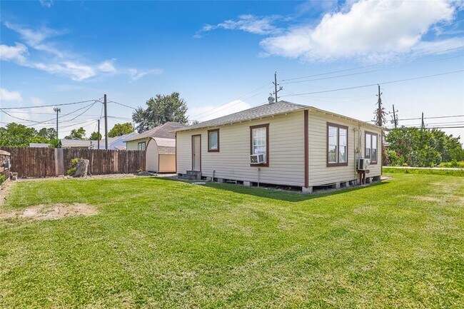 Building Photo - 16424 Waverly Dr