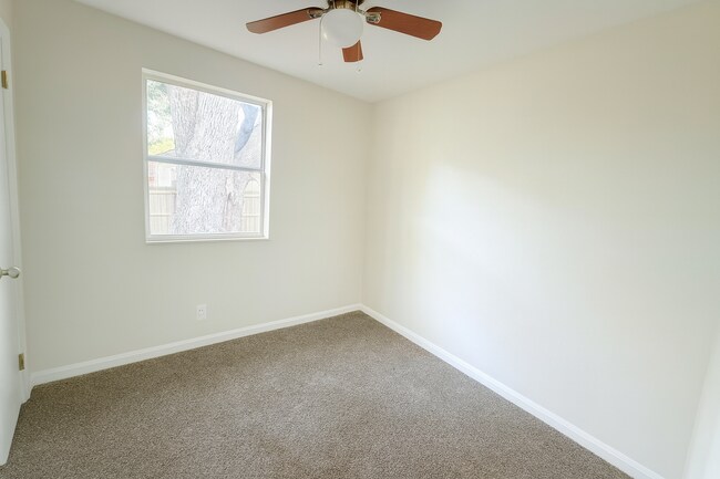 Foto del edificio - Freshly Updated Home with Bonus Space & Large Fenced Backyard