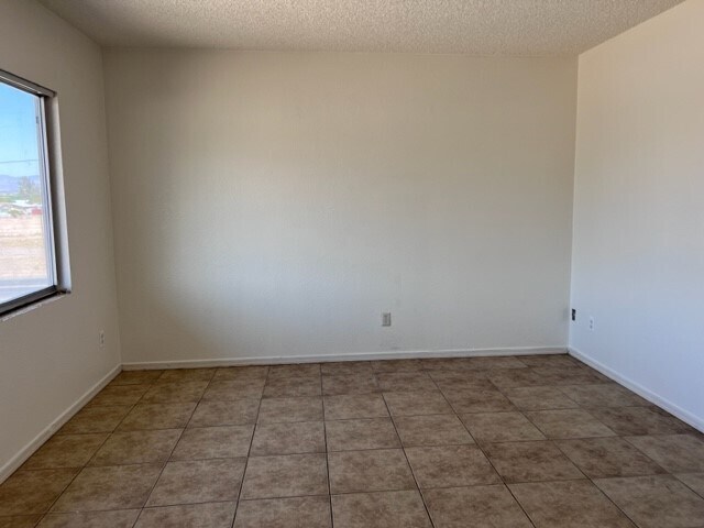 Building Photo - 2181 Clearwater Dr