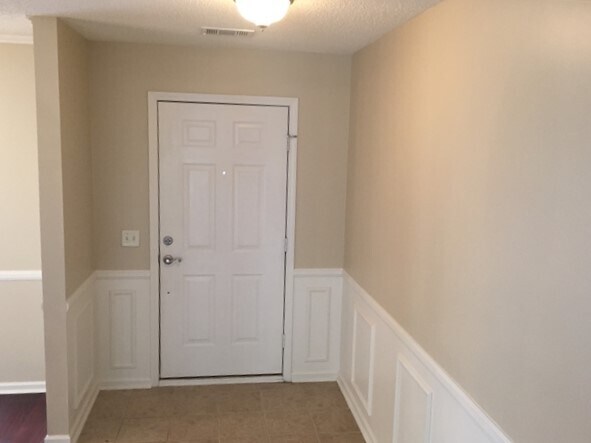 Foto del edificio - 319 Laurel Hill Cir