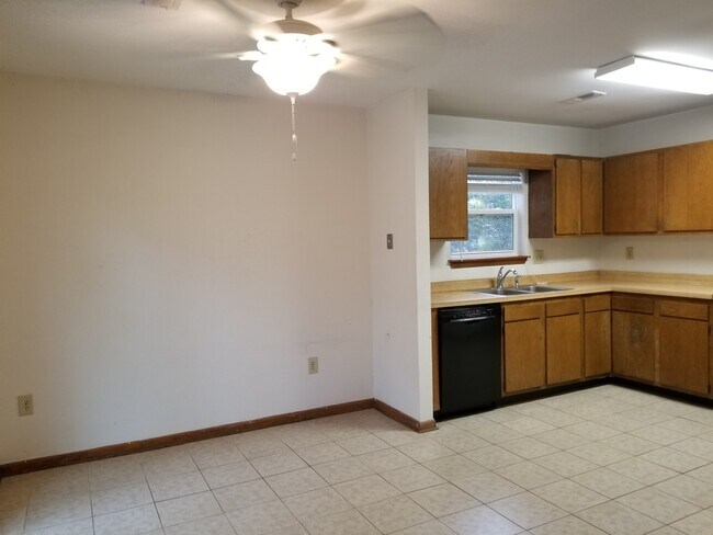 Foto del edificio - West Ashley Home- Forest Lakes Subdivision