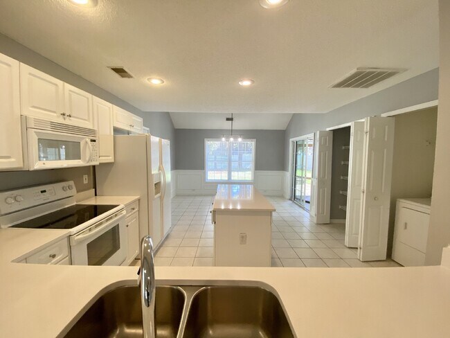 Foto del edificio - Spacious, Four Bedroom Home in The Farm!