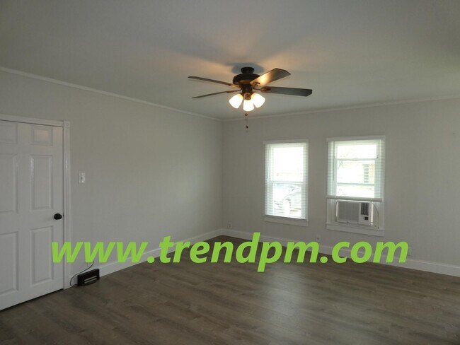 Foto del edificio - Charming 2 bedroom, 1 bath house on corner...