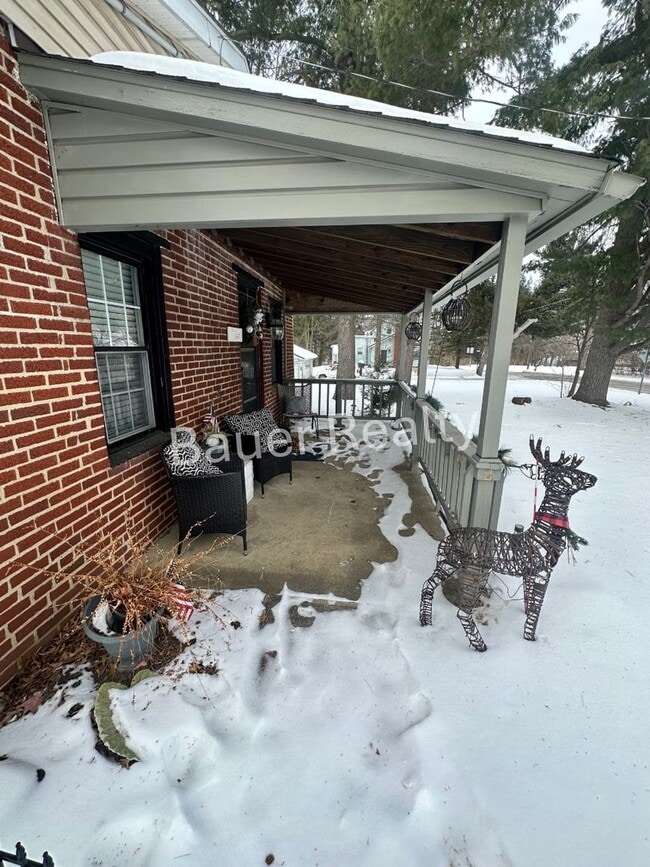 Building Photo - Three Bedroom, Country Setting