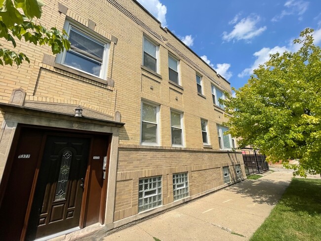 Building Photo - 1320 W 57th St