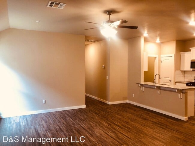 Building Photo - 3 br, 2 bath House - 5215 Oakwood Villas C...