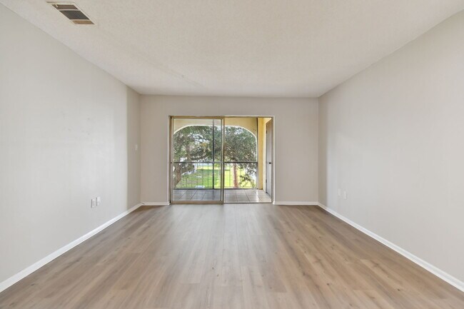 Foto del edificio - 7701 Starkey Rd