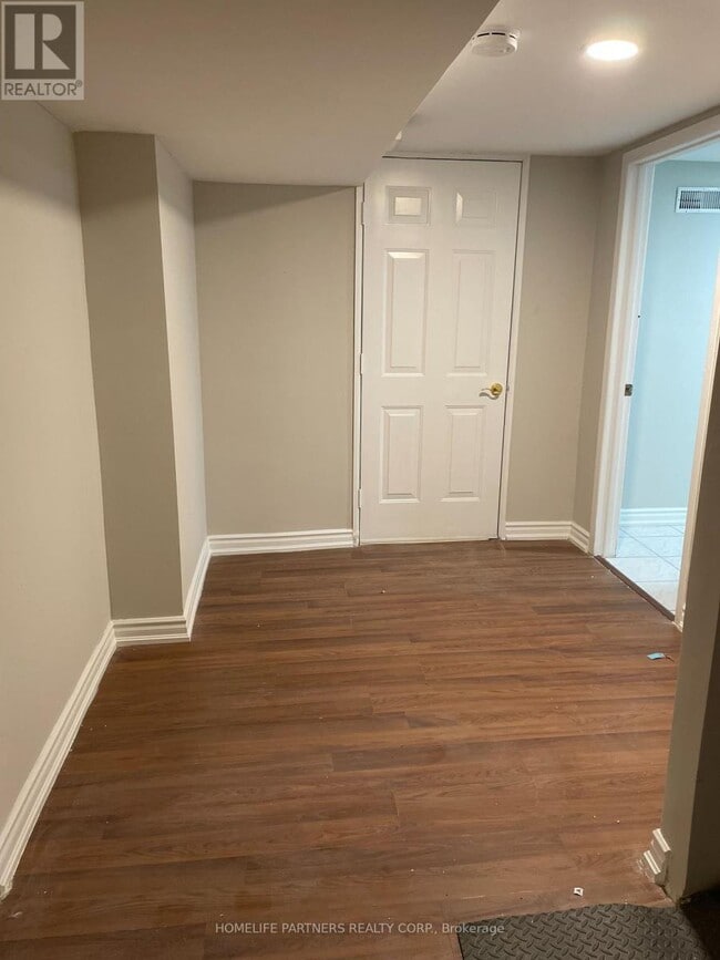 Building Photo - 40 Strathavon Dr