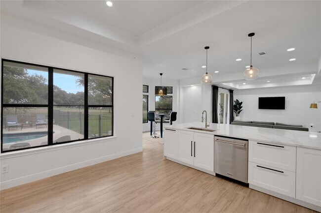 Foto del edificio - 608 Lakeway Dr