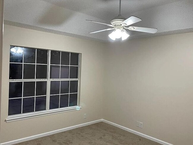 Building Photo - 329 Hallowes Dr