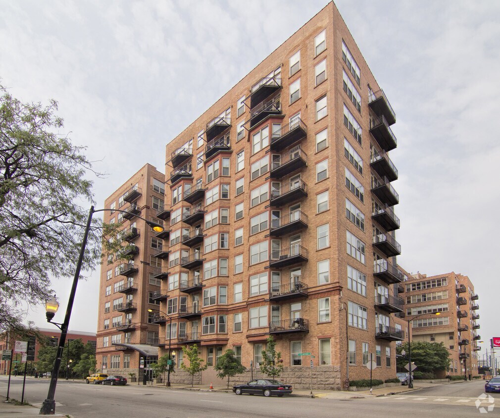 Clinton Complex Apartments Chicago, IL