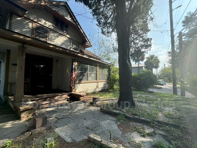 Building Photo - 803 Ashford St