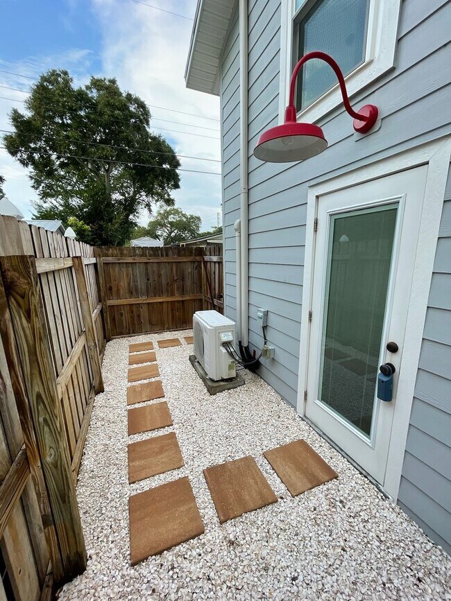 Foto del edificio - Quaint 1/1 in a great neighborhood located...