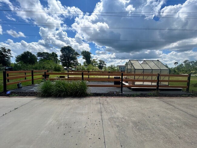 Foto del edificio - 7407 Sweetbriar Rd