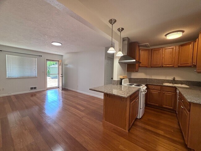 Building Photo - Super Cute 1 Bedroom Duplex!
