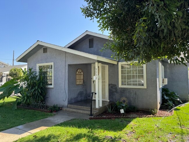 Weather / sound proofed 3 bedroom house - 9932 Beverly St House