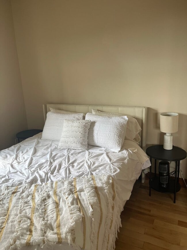 Foto del edificio - Elegant All Inclusive Fully Furnished Studio On Top Floor