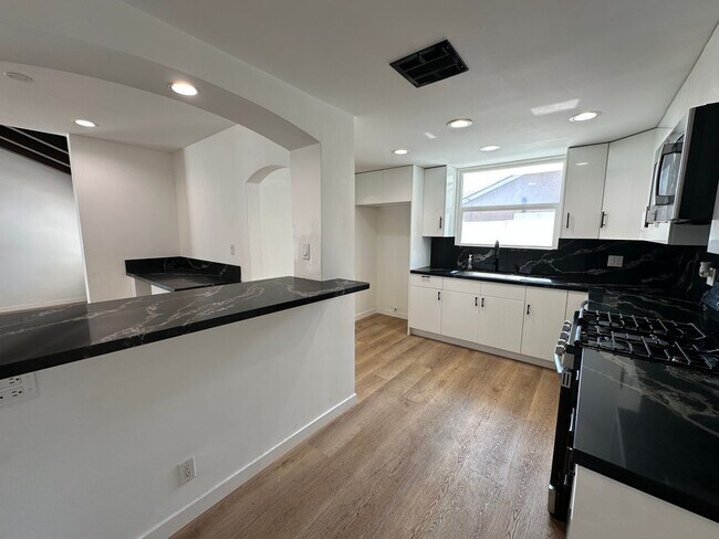Foto del edificio - Beautiful Single story 4 Bedrooms 2 Baths ...