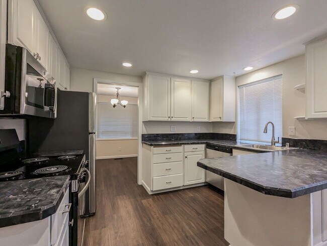 Foto del edificio - **Move-in Special!!!** Updated & move in ready 3 bed 2 bath rambler w/ 2 car garage!