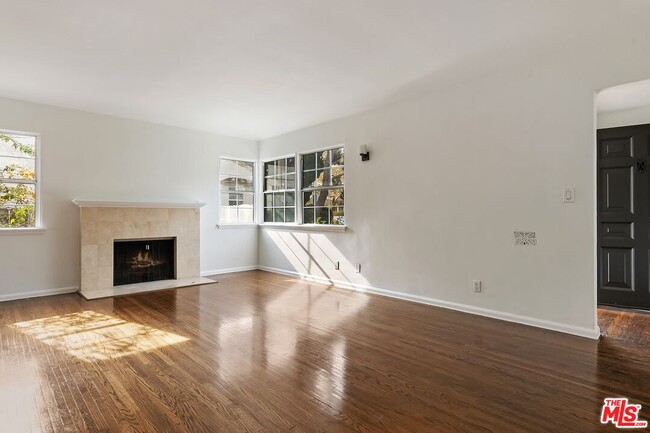 Building Photo - 3032 Oakhurst Ave