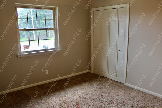 Building Photo - 2 BED & 1.5 BATH / NO PETS / NO S8