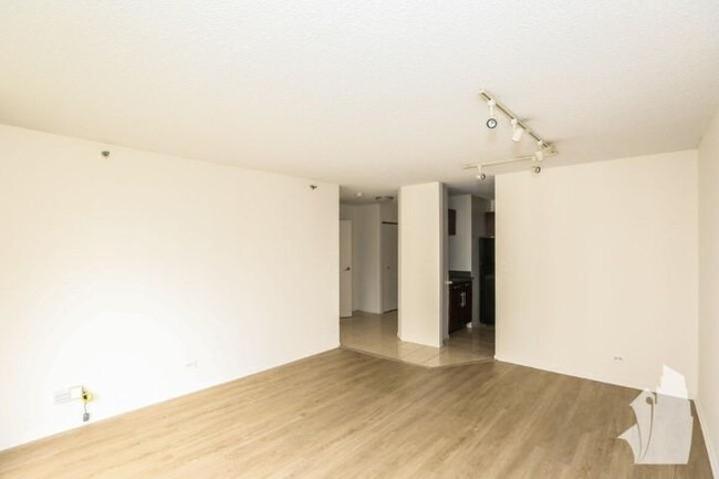 Building Photo - 1 bedroom in Chicago IL 60610