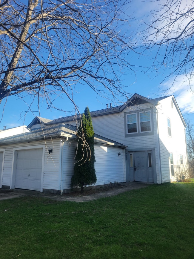 Building Photo - 2695 Four Seasons Dr