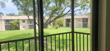 Building Photo - 6832 Palmetto Cir S