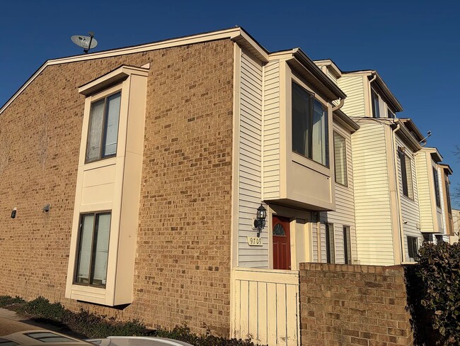 Foto del edificio - 9709 Docena Dr