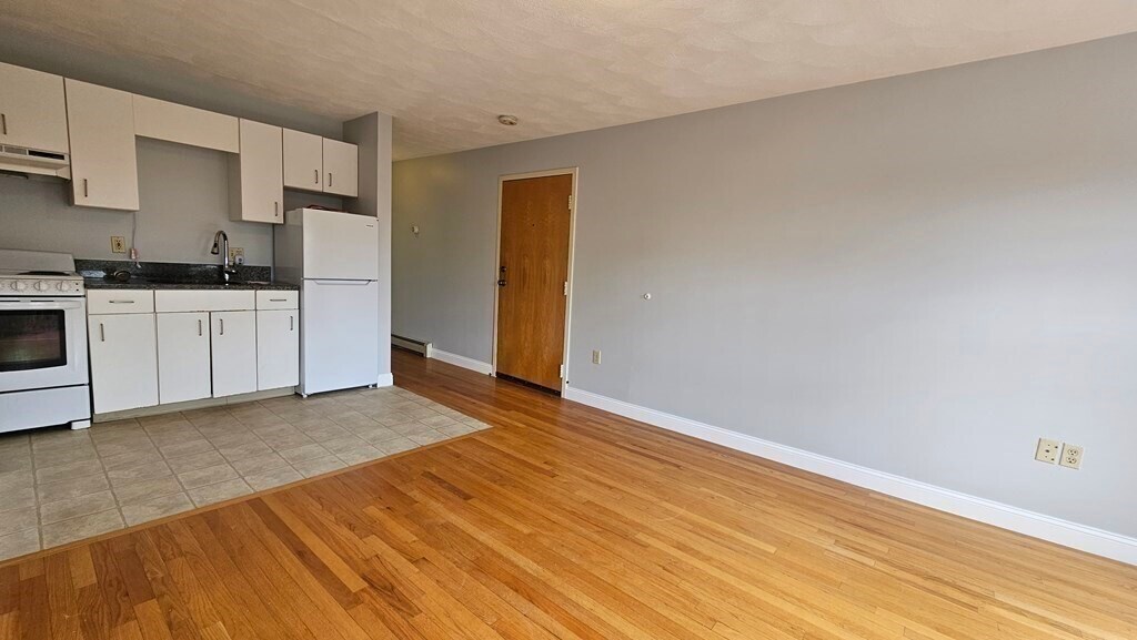 Primary Photo - 73 River St