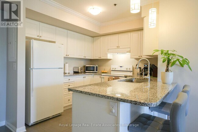 Building Photo - 60-260 Baycliffe Cres
