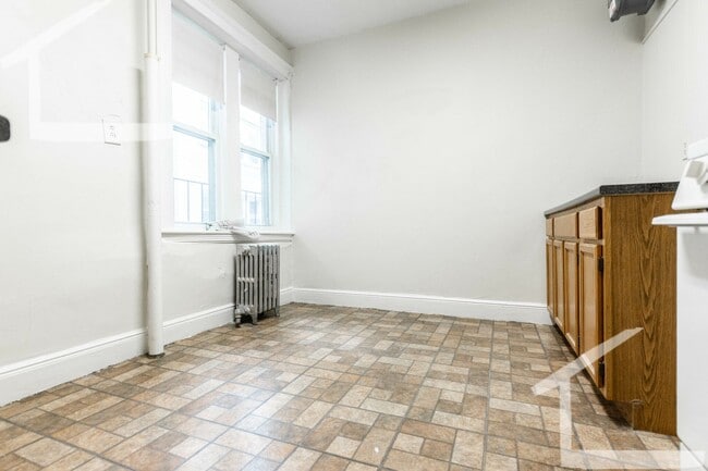 Building Photo - Nicely updated 1 bed in a prime location near the Green Line in Brighton.