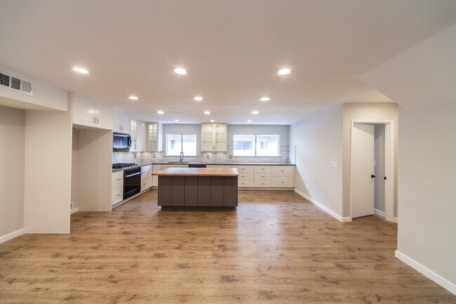 Foto del edificio - 5278 Lindley Ave