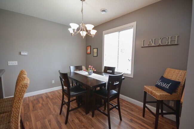 Foto del edificio - Beautiful Boulder Ridge end unit townhome w/upgrades throughout!