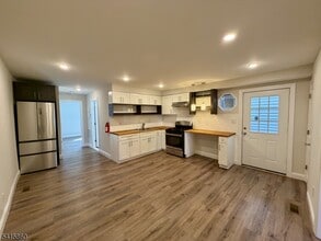 Building Photo - 114 Maple Ave