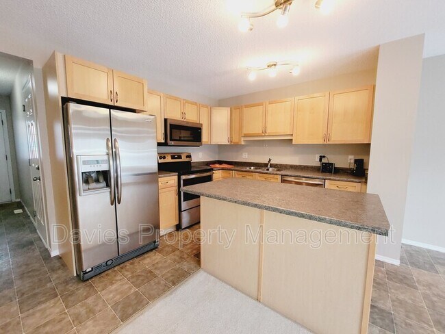 Photo du bâtiment - 380 Silver Berry Rd NW