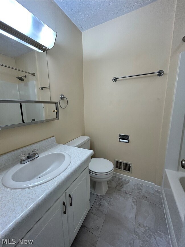 Foto del edificio - 131 Orchard Dr